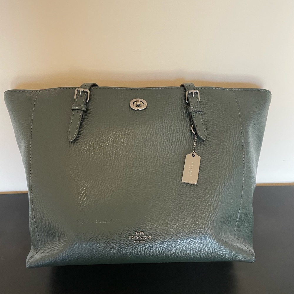 Great bag for work. Coach work tote with several compartments.Make an offer!!